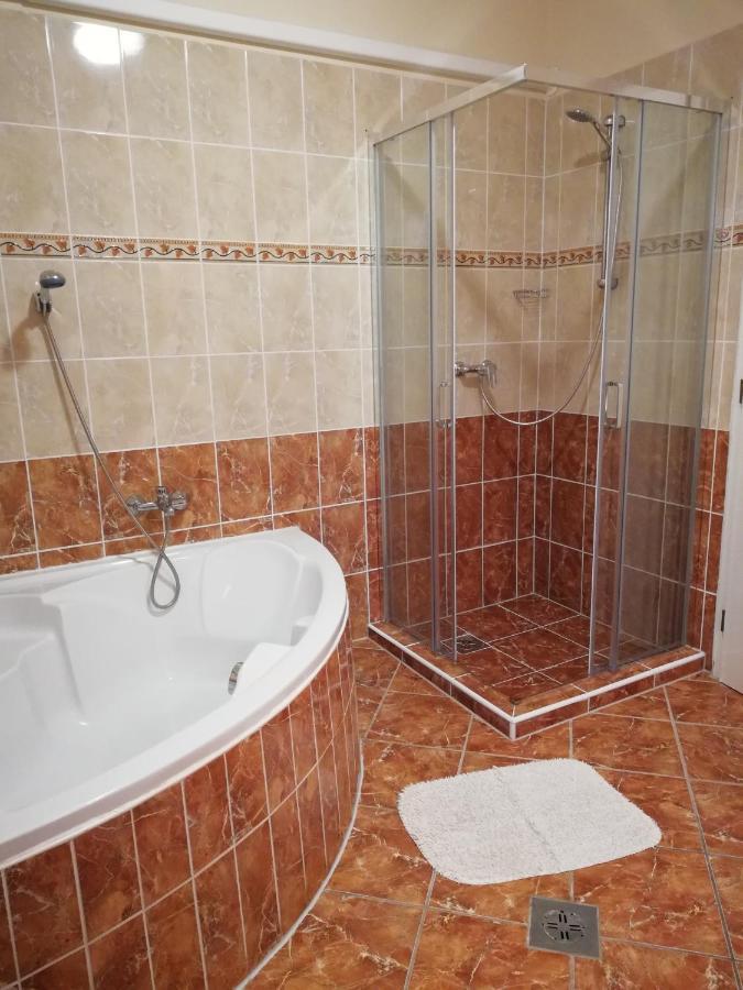 Imola Es Andrea Apartmanhaz Hajduszoboszlo Exterior photo